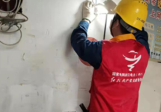 协助社区服务居民免费维修楼道灯